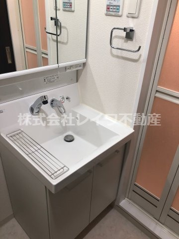 洗面設備　朝の支度にも助かる、独立の洗髪洗面化粧台