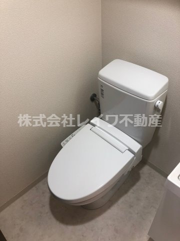 トイレ　落ち着いた色調のトイレです