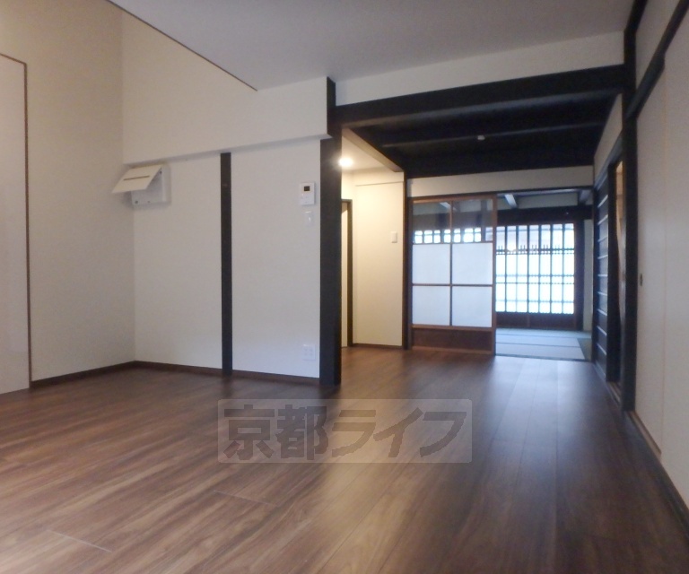 居室・リビング　閑静な住宅街に建つお洒落な京町屋です。