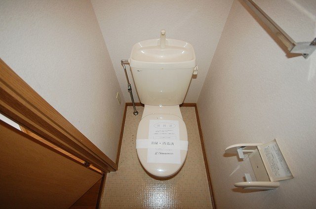 トイレ　落ち着いた色調のトイレです