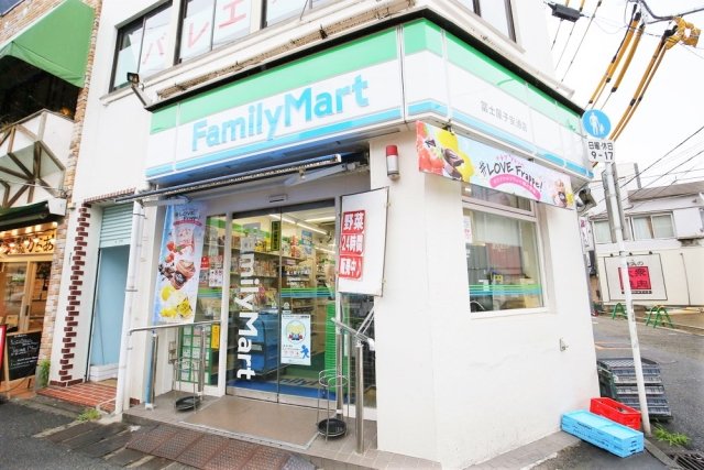 コンビニ　ファミリーマート冨士屋子安通店（コンビニ）まで720m