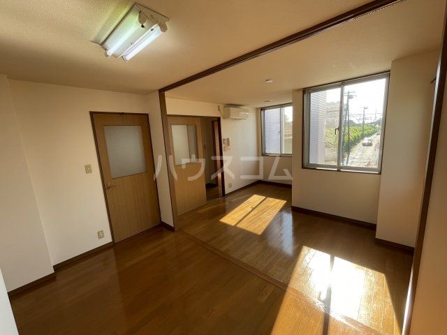 ハイツ汐先の居間写真