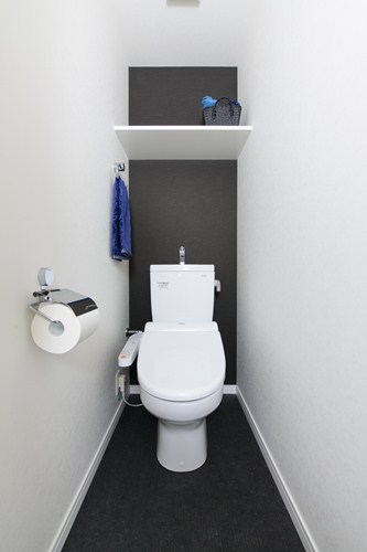 トイレ　落ち着いた色調のトイレです