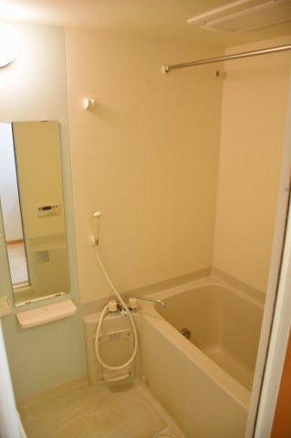 バス・シャワールーム　コンパクトで使いやすいお風呂です