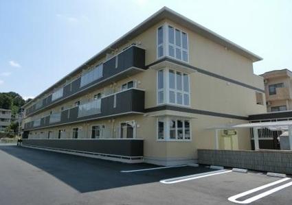 建物外観　軽量鉄骨造３階建て