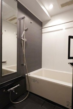バス・シャワールーム　追い焚き機能、浴室乾燥機付きバス。