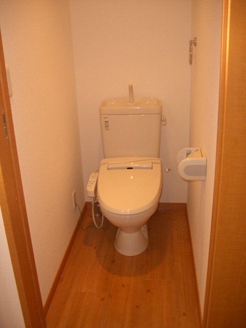 トイレ　落ち着いた色調のトイレです