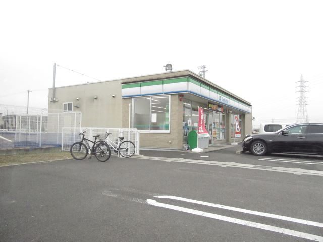 コンビニ　ファミリーマート（コンビニ）まで1100m