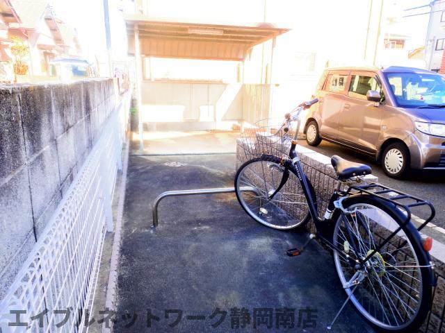 【静岡市駿河区下島のアパートの駐車場】