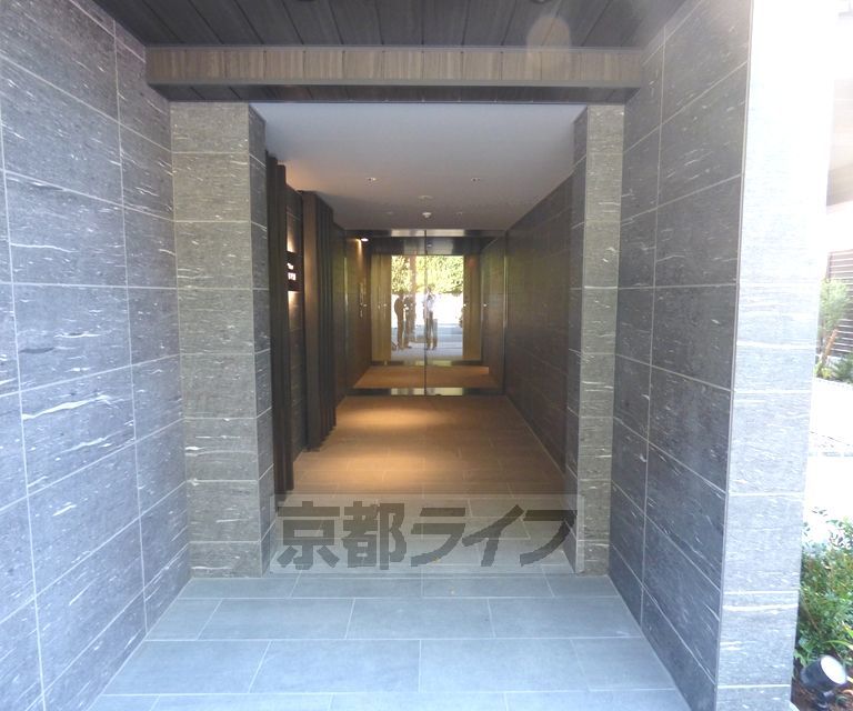 【京都市上京区梅屋町のマンションのエントランス】