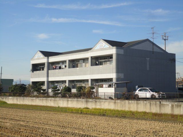 羽島市正木町曲利のアパートの建物外観