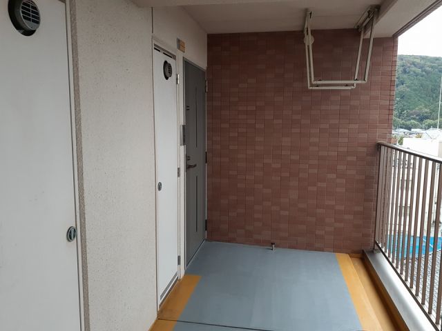 【名張市松崎町のマンションのエントランス】