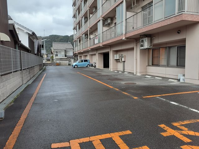 【名張市松崎町のマンションの駐車場】