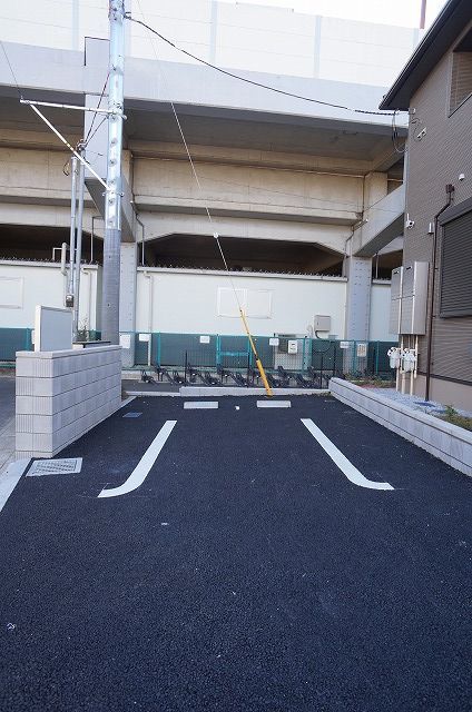 【カンファーツリーハウスの駐車場】