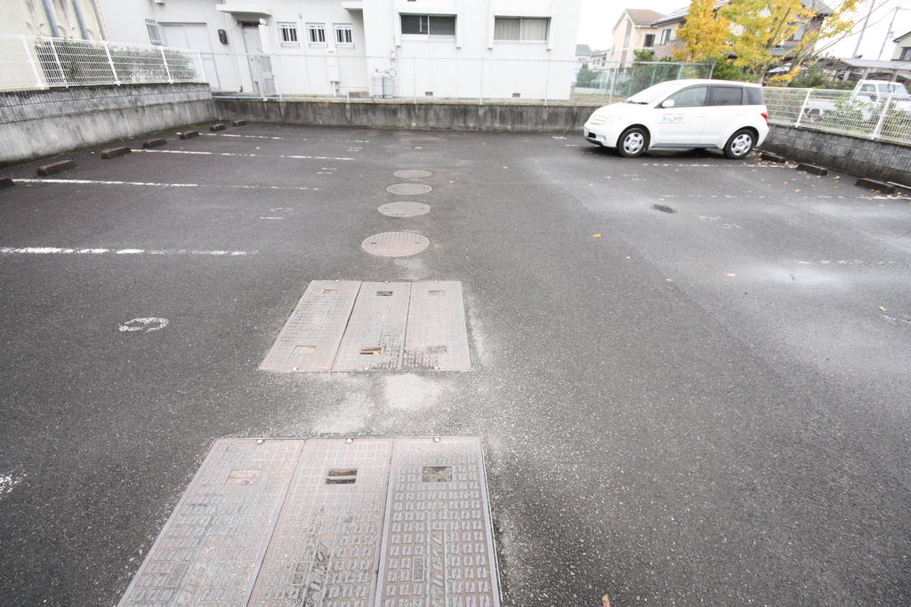 【高松市川島東町のアパートの駐車場】