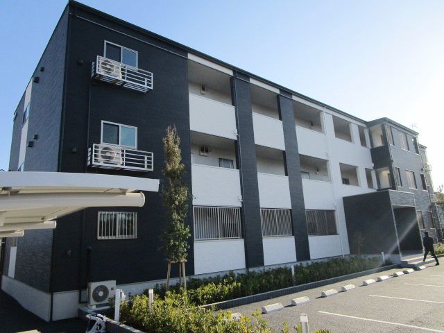 【藤沢市石川のマンションの建物外観】