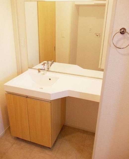 洗面設備　温水シャワー付き洗面化粧台