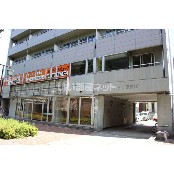 【名古屋市中川区松重町のマンションのエントランス】