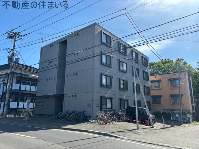 札幌市南区川沿六条のマンションの建物外観