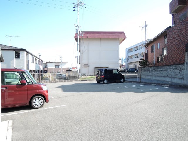 【阪南市鳥取のアパートの駐車場】