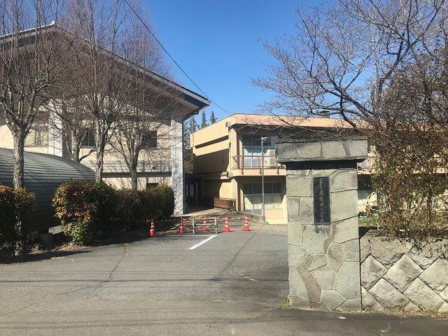 【上田市古安曽のアパートの小学校】