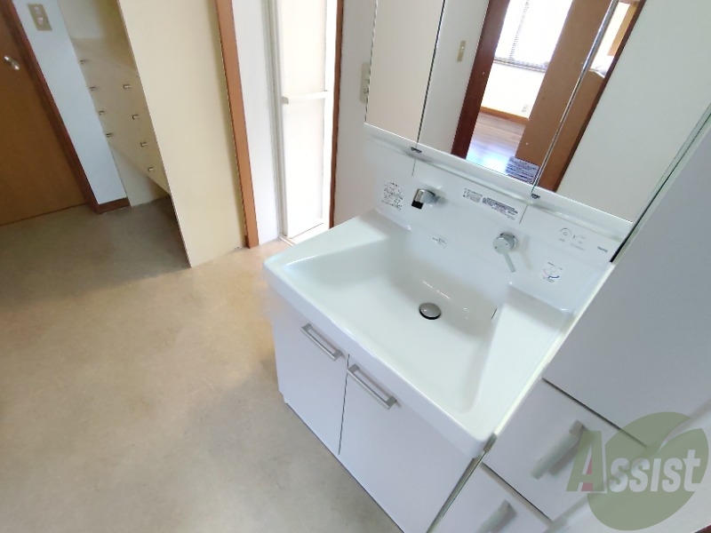 洗面設備　洗面台はシャワーノズルも付いて便利に活用できます