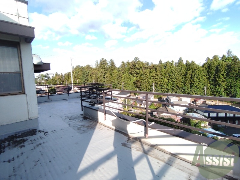 バルコニー　ベランダはよく日が当たり気持ちの良い空間です。