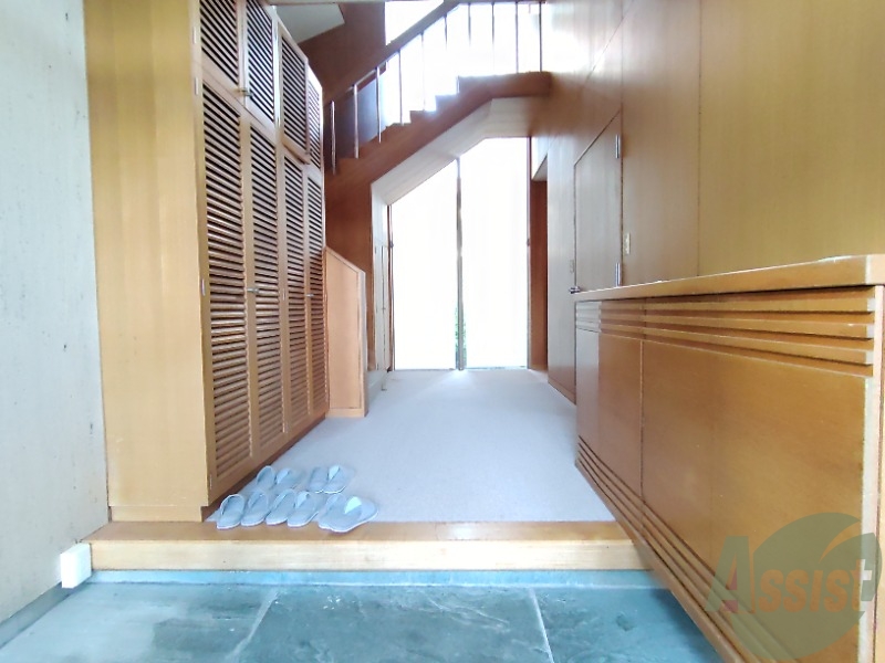 玄関　玄関からの様子です。綺麗なカーペットが広がっています。