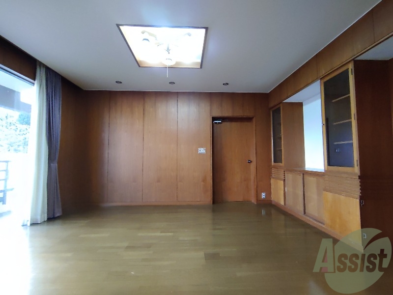 居室・リビング　広くきれいなリビングは明るい光も良く差します。