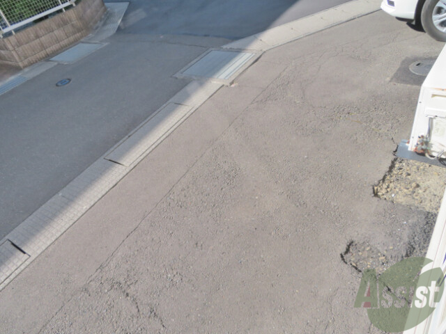 バルコニー　日差しが良く入るので外で洗濯物を干せそうですね。