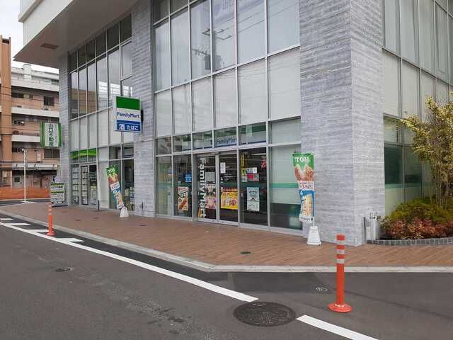 コンビニ　ファミリーマート（コンビニ）まで300m