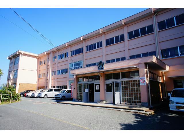 小学校　鳥取市立湖山小学校（小学校）まで625m