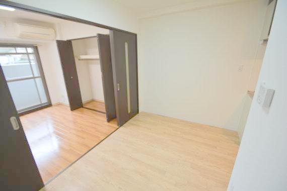 居室・リビング　白を基調とした内装でおしゃれで、落ち着ける空間です。