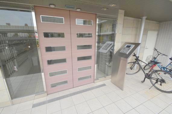 エントランス　オシャレなエントランスは安心のオートロック付きです。