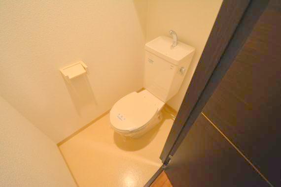 トイレ　清潔感のあるトイレは、誰もがリラックスできる空間です。