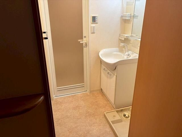 洗面設備　明るい洗面所です