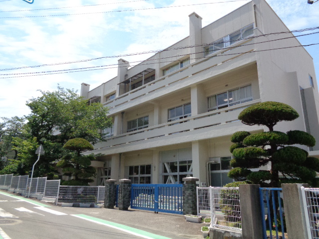 小学校　中曽根小学校（小学校）まで900m
