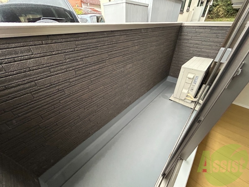 バルコニー　バルコニーは洗濯物を干すのに十分な広さがありますね。