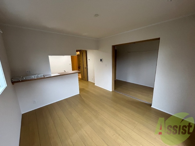 居室・リビング　こちらの写真は１階の角部屋のを使用しております。