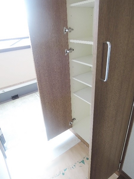 玄関　収納豊富なシューズボックスです♪