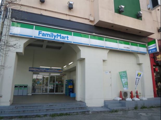 コンビニ　ファミリーマート 竹芝ふ頭前店（コンビニ）まで74m