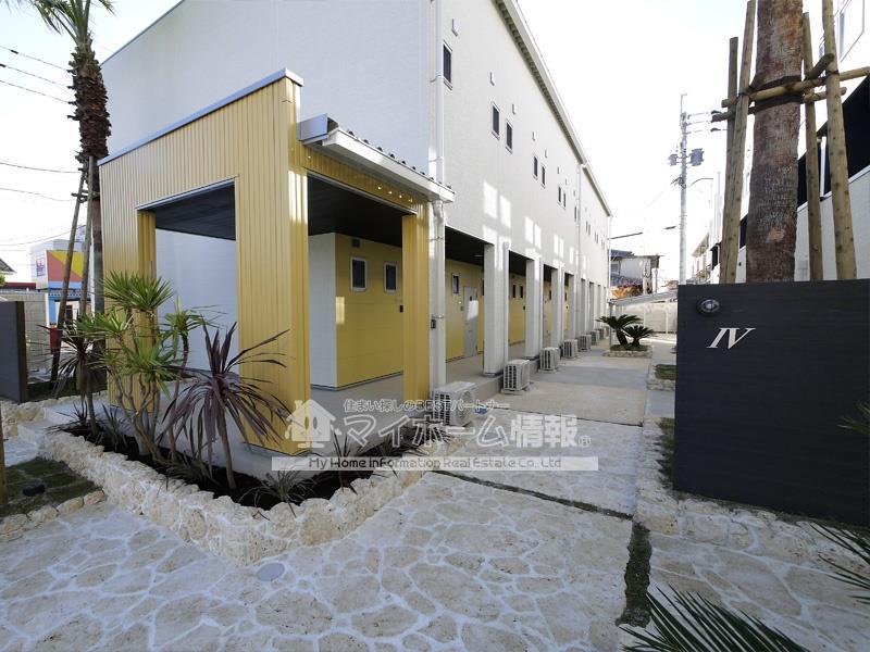 建物外観　白×イエロー、オシャレな外観