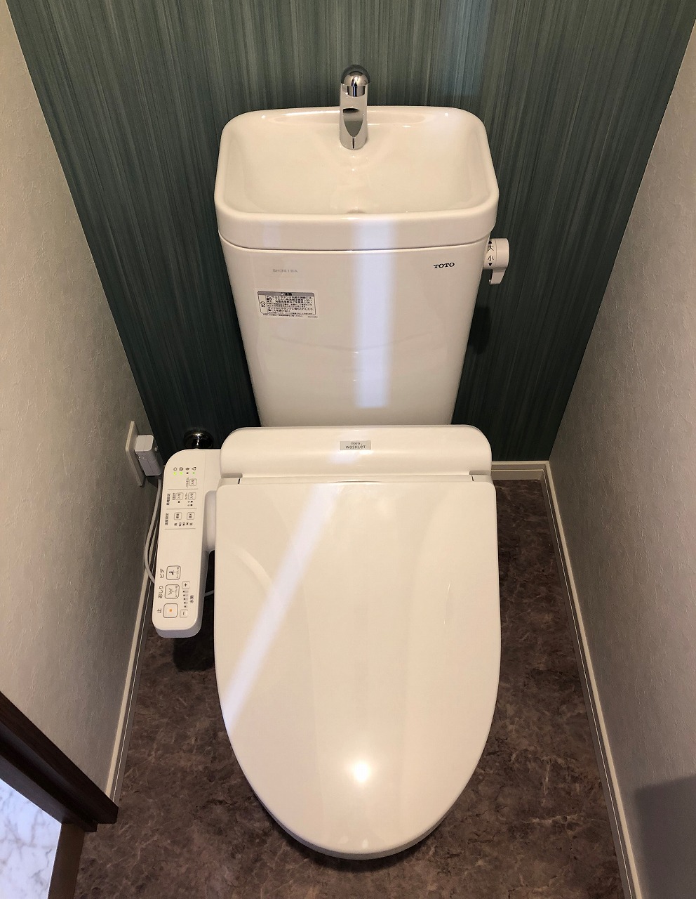 トイレ　アクセントクロスを使用！