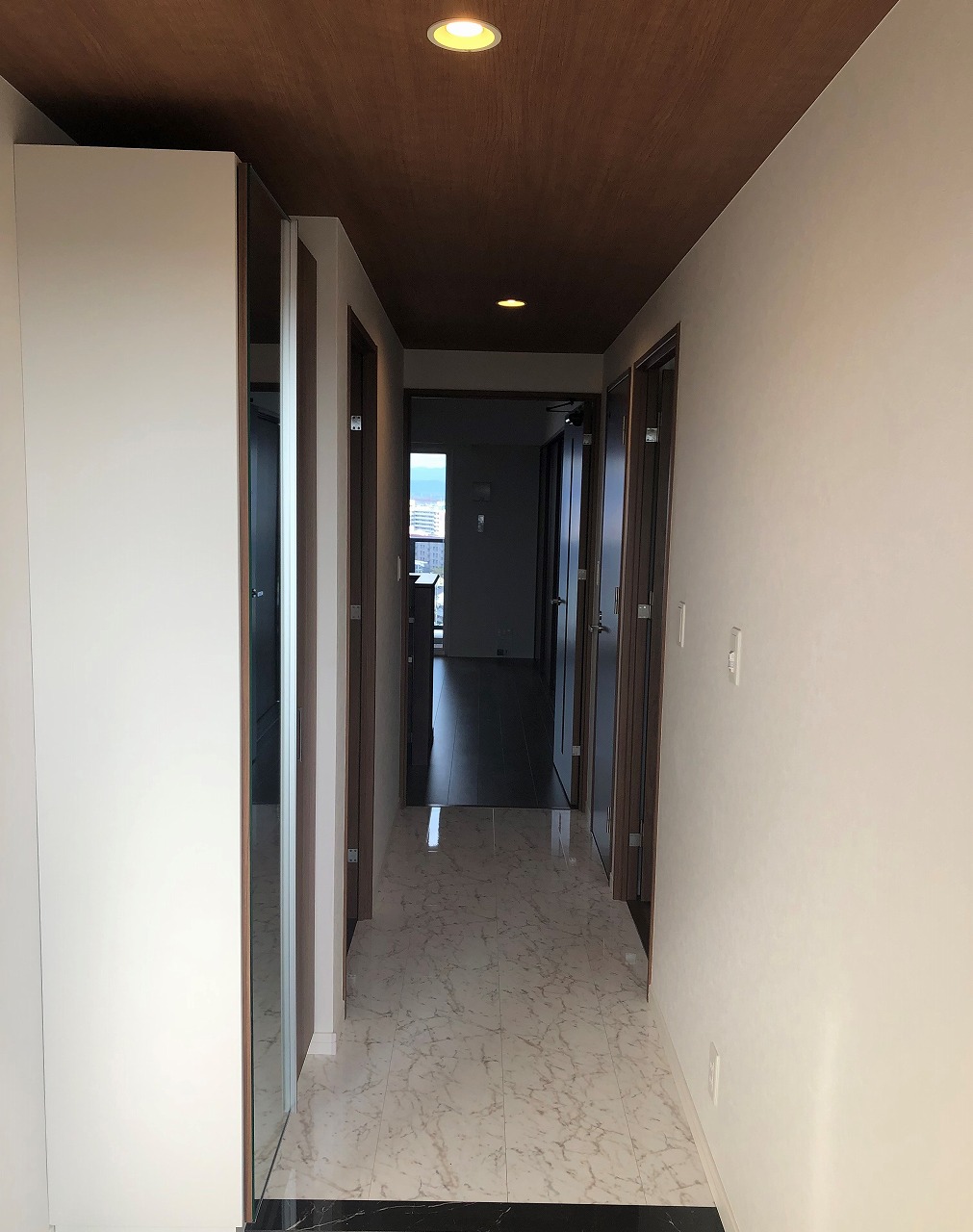 玄関　高級感のある床材を使用！