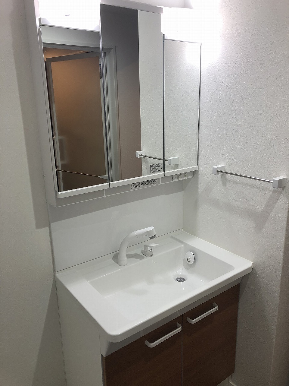 洗面設備　うれしい三面鏡！