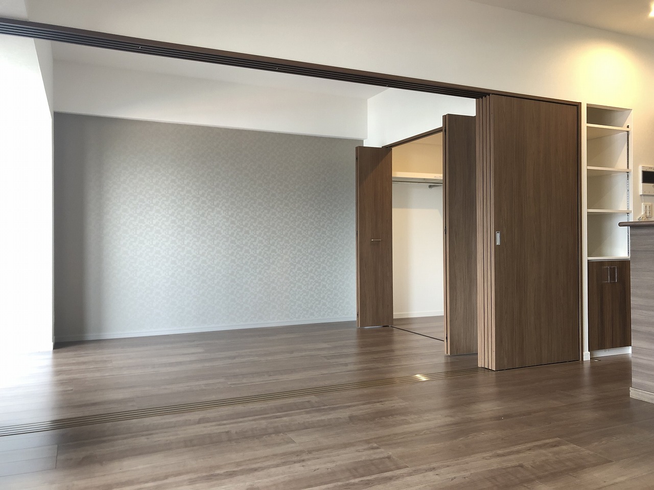 居室・リビング　フローリングは落ち着いた雰囲気！