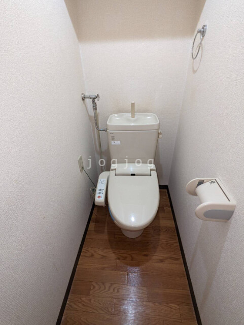 トイレ　温水洗浄便座を完備したトイレです。