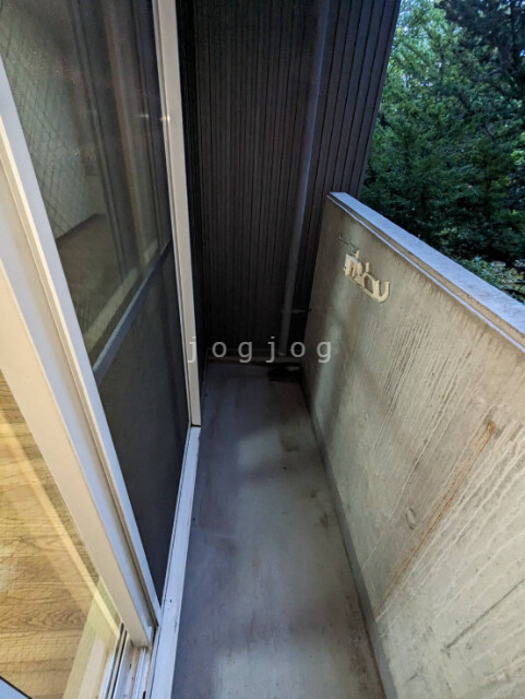 バルコニー　リビングからバルコニーへアクセス可能です。