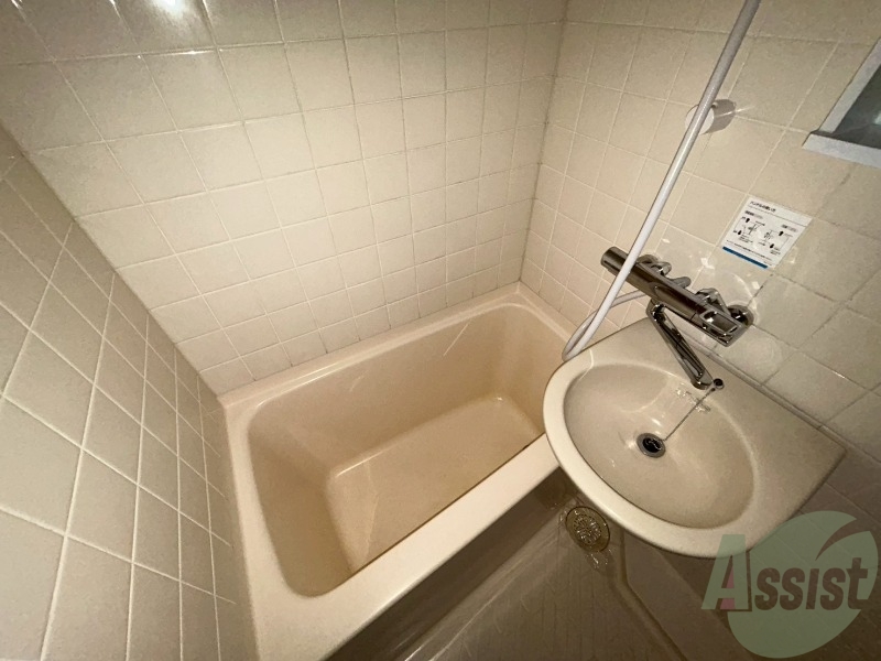 バス・シャワールーム　落ち着いたデザインの浴室。ゆったりできそうです。