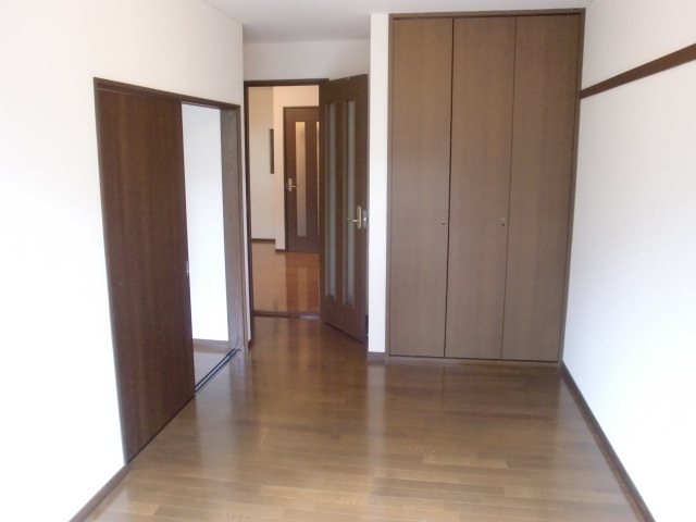 居室・リビング　各部屋に収納があります♪
